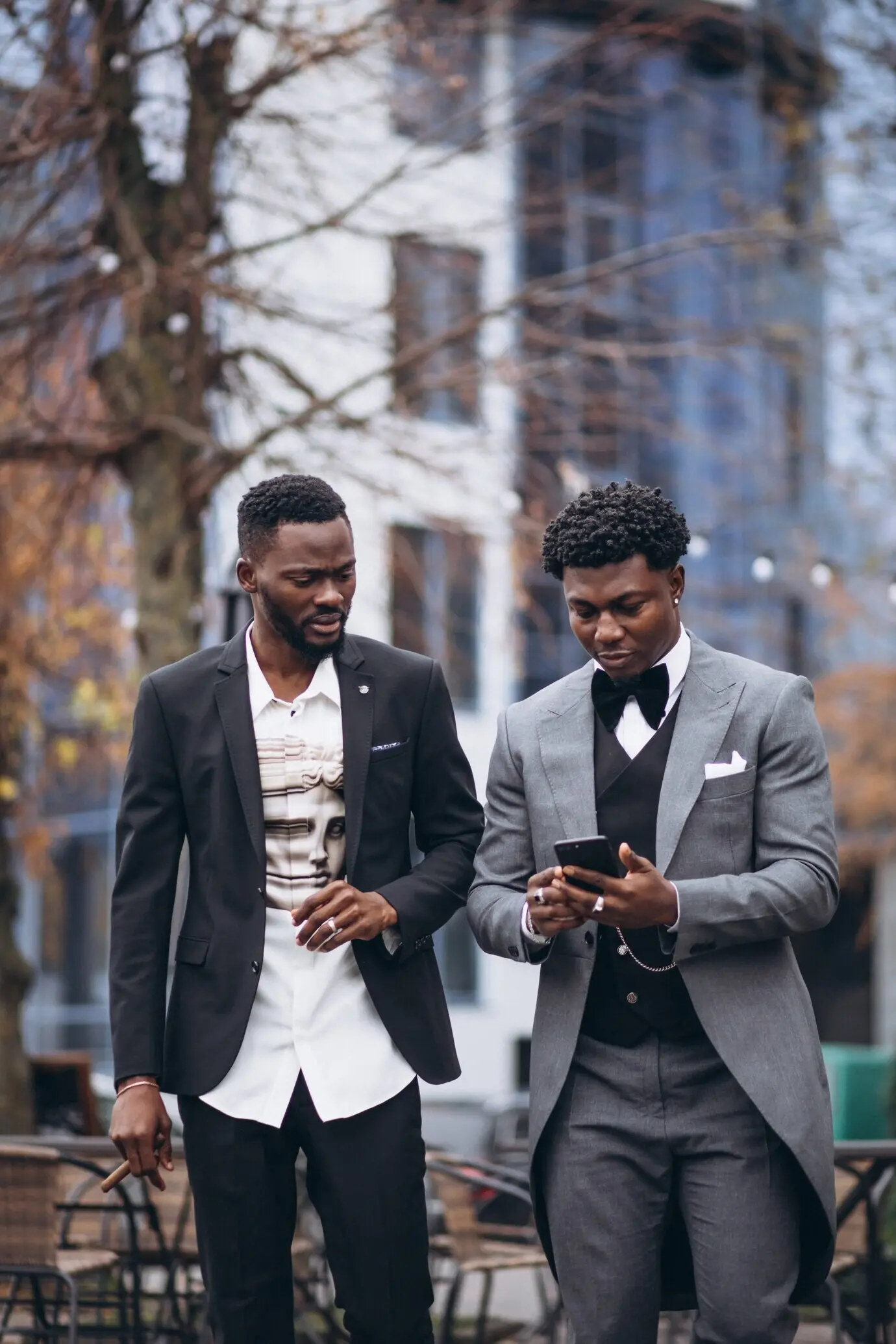 Встреча двух африканских бизнесменов.